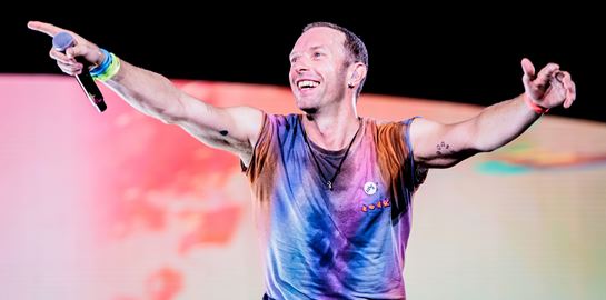 Είδαμε επιτέλους το πολυσυζητημένο βίντεο κλιπ των Coldplay