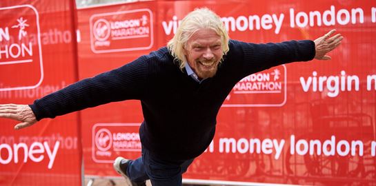 Ποιος είδε τους κοιλιακούς του Richard Branson και δεν τους θαύμασε