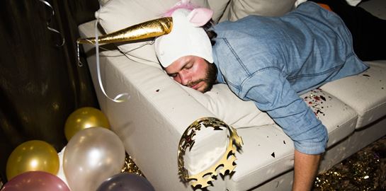 10 τρόποι για να προλάβεις το χάλι του hangover, σύμφωνα με την επιστήμη