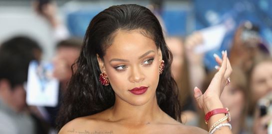 H Rihanna με καυτά εσώρουχα είναι ένας καλός λόγος για να συμπαθήσεις τον Άγιο Βαλεντίνο
