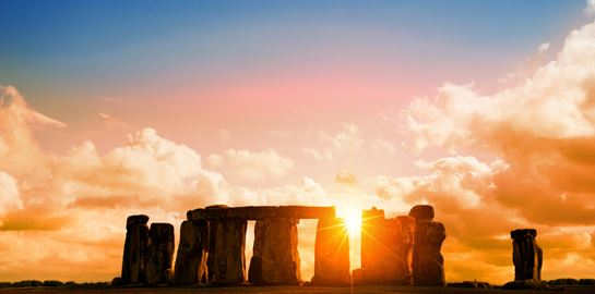 Το ηλιοβασίλεμα του Stonehenge της Αγγλίας σε live μετάδοση