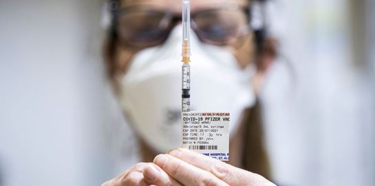 Το εμβόλιο της Pfizer εξασφαλίζει πλήρη έγκριση