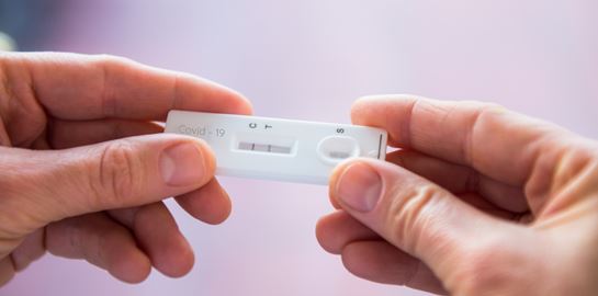 Πώς θα κάνεις στο σπίτι το self test κορονοϊού