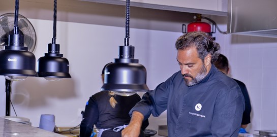 Ο Γιάννης Λουκάκος κάνει νοστιμότερο το Πόρτο Χέλι