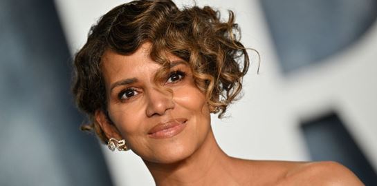 H Halle Berry φόρεσε το μαγιό της και αναρωτιέται αν θέλει να είναι καλή ή κακή