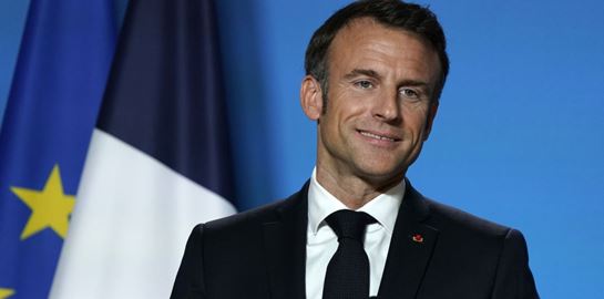 Ο Emmanuel Macron έπαιξε μπάλα, έβαλε πέναλτι και κάποιοι τον &#39;κράζουν&#39;