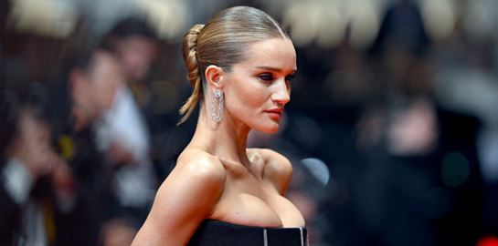 Η Rosie Huntington ποζάρει μόνο με τα κοσμήματά της