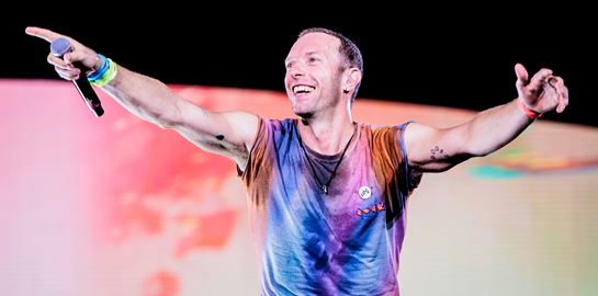 Δε χορταίνουμε να βλέπουμε αποσπάσματα από το βίντεο κλιπ των Coldplay στο Ηρώδειο