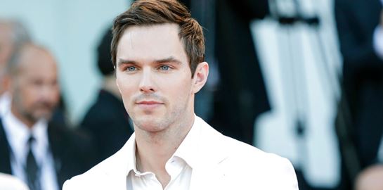 O Nicholas Hoult 'κλέβει' την παράσταση στο βίντεο κλιπ Mess It Up των Rolling Stones
