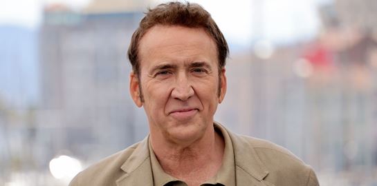 Ο Nicolas Cage είναι στην Ελλάδα και έτρωγε ντολμαδάκια στον Πειραιά-τι πιο σύνηθες