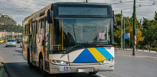 &#39;Πολυτάλαντος&#39; οδηγός λεωφορείου στην Κηφισιά λύνει σταυρόλεξο στο τιμόνι