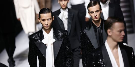 Τεράστιες γούνες, μαλλιά σαμουράι και ελαφρύ make up στην αντρική εβδομάδα μόδας του Μιλάνου