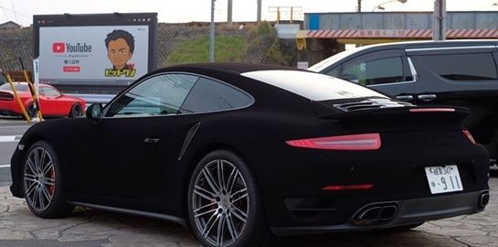 Να πώς βάφεται η πιο μαύρη Porsche 911 στον κόσμο