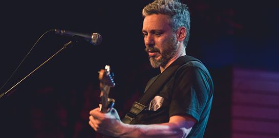 Σε άλλα νέα, είδαμε τον Αλκίνοο Ιωαννίδη να τραγουδα τον &#39;Προσκυνητή&#39; στο Columbia