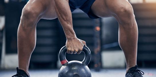 5 κλασικές ασκήσεις με kettlebell για το σπίτι