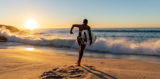Οι ασκήσεις της παραλίας που θα βάλουν φωτιά στο σώμα σου