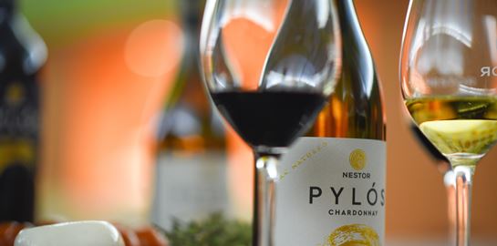 Δύο ξεχωριστά λευκά παλαιωμένα κρασιά για την καρδιά του χειμώνα