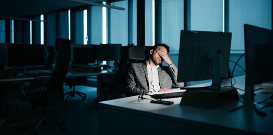 Ένας ψυχαναλυτής εξηγεί γιατί στο burnout δεν αρκεί μόνο να χαλαρώσεις