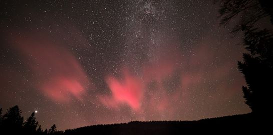 Το &#39;Βόρειο Σέλας&#39; έγινε ορατό σε περιοχές της Βόρειας Ελλάδας