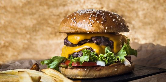 Η απόλυτη συνταγή για τη σημερινή Double Cheeseburger Day