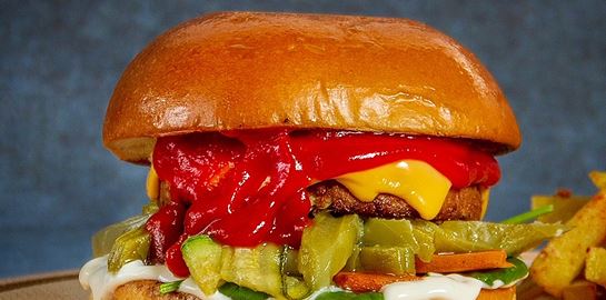 Ήρθε η ώρα να μιλήσουμε για το πιο viral vegan burger της Αθήνας