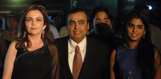 Mukesh Ambani, ο Ινδός μεγιστάνας που συγκέντρωσε την ελίτ των πλουσίων για τον γάμο του γιου του