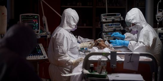 Covid-19: Φόβους για τρίτο κύμα εκφράζει ειδικός του ΠΟΥ