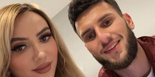 Αυτή είναι η σέξι μητέρα ποδοσφαιριστή που τους έχει μπερδέψει όλους