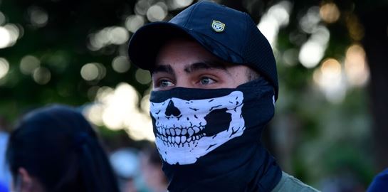 Εκατοντάδες Ισπανοί διαδήλωσαν ενάντια στη χρήση μάσκας