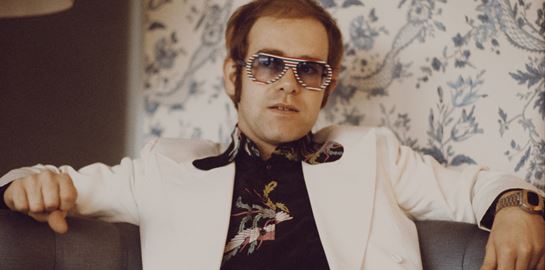 Οι εκκεντρικές εμφανίσεις του Elton John που θα θυμόμαστε πάντα