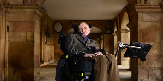 O Stephen Hawking λέει ότι δεν υπάρχει Θεός, υψώνει το μεσαίο δάχτυλο, πεθαίνει