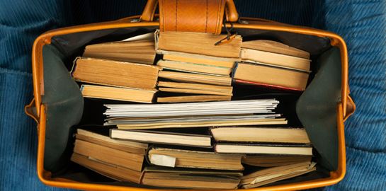 Μία βαλίτσα γεμάτη βιβλία για τις διακοπές