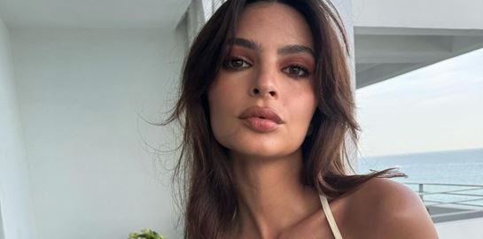 Emily Ratajkowski, κρεβάτι και βαθύ ντεκολτέ. Τι άλλο να ζητήσουμε;