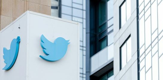 Το Twitter βγάζει σε δημοπρασία τα υπάρχοντά του μετά τις μαζικές απολύσεις