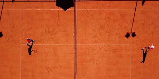 Ο Patrick Mouratoglou σερβίρει μαζί με την Costa Navarino