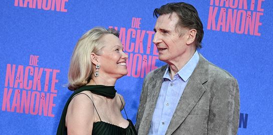 Σε άλλα νέα, ο Liam Neeson και η Pamela Anderson είναι ζευγάρι