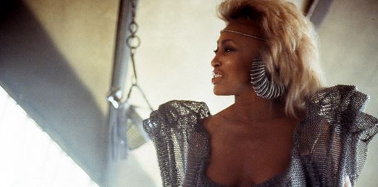 Μια φορά κι έναν καιρό, η Tina Turner έριξε χυλόπιτα στον Steven Spielberg