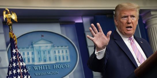 Ο Donald Trump απειλεί τον επιδημιολόγο Anthony Fauci