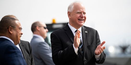 Ποιος είναι ο Tim Walz, ο υποψήφιος αντιπρόεδρος της Kamala Harris;