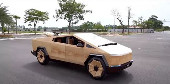 Τι απάντησε ο Elon Musk σε έναν τύπο που κατασκεύασε ξύλινο Cybertruck