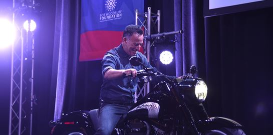 Πώς θα γνωρίσεις τον Bruce Springsteen και να πάτε βόλτα με τη μηχανή του