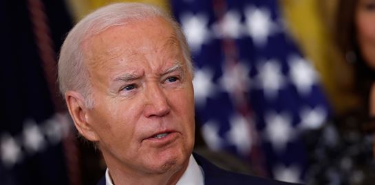 Όλοι μιλούν για το &#39;Βατερλώ&#39; του Biden απέναντι στον Trump