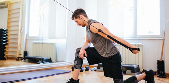 Το squat-split με λάστιχα θωρακίζει τις αρθρώσεις σου