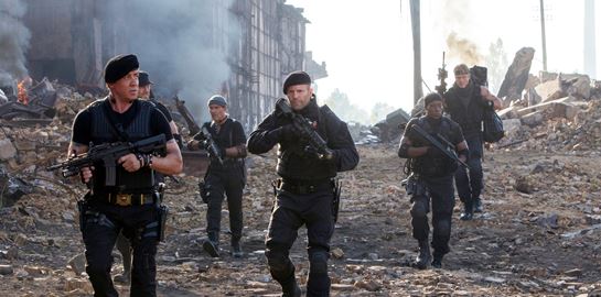 Σε άλλα νέα, οι &quot;Αναλώσιμοι&quot; έρχονται Θεσσαλονίκη