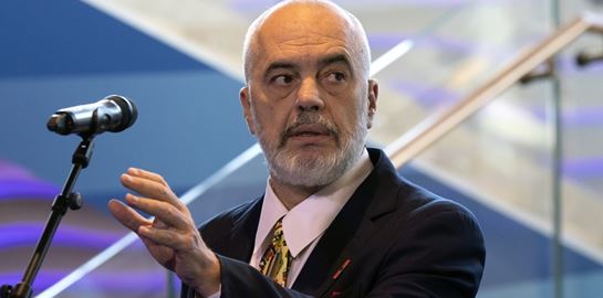 O Edi Rama έσπρωξε μία δημοσιογράφο αλλά συγγνώμη δε ζητάει