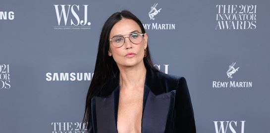 Η Demi Moore κάνει SUP στη Γαλλική Ριβιέρα, ή και όχι