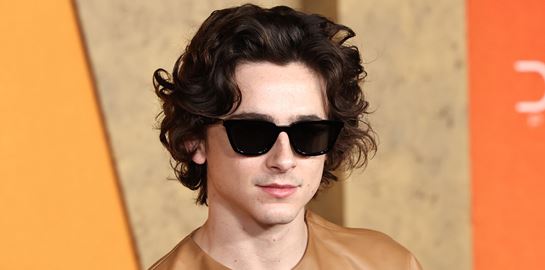 Το κούρεμα των σέρφερ επιστρέφει στη μόδα και πλέον λέγεται surfer curtains