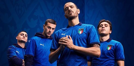 Κλασική κομψότητα στη νέα φανέλα της εθνικής Ιταλίας