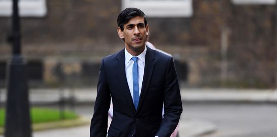 Όσα γνωρίζουμε για τον Rishi Sunak, το νέο πρωθυπουργό της Μεγάλης Βρετανίας