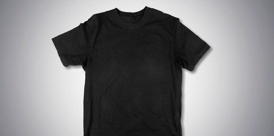 Πώς θα φορέσεις σωστά το μαύρο T-shirt